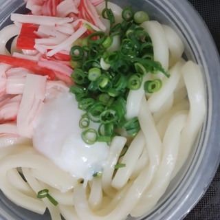 カニかまとねぎの温玉ぶっかけうどん